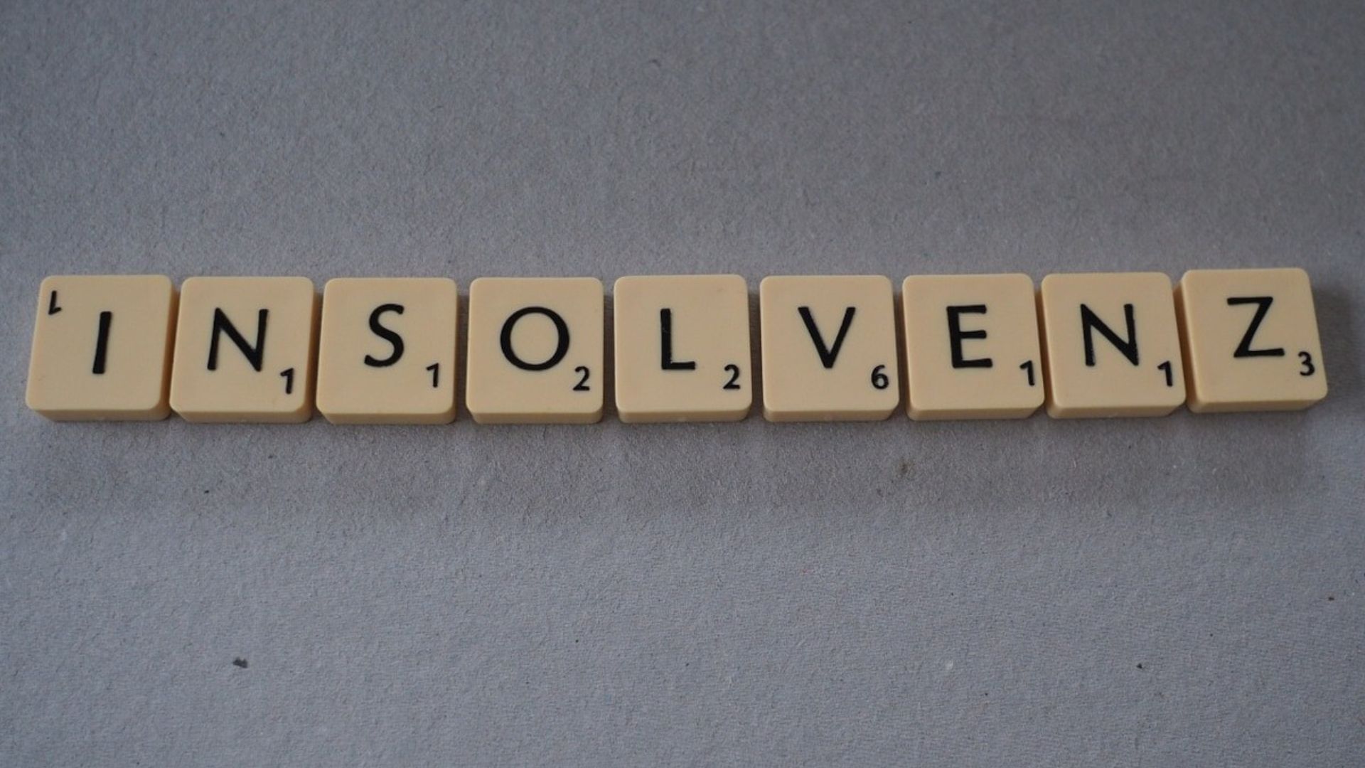 Symbolbild für Insolvenz Insolvenz aus Scrabble-Zeichen gebildet