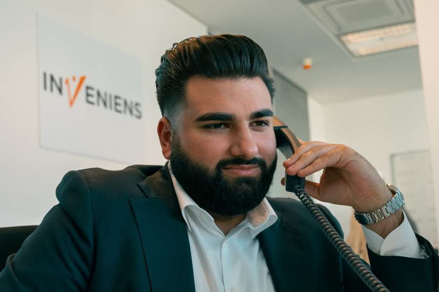 Ilham Sayed telefoniert mit INVENIENS-Kandidat Ilham Sayed telefoniert