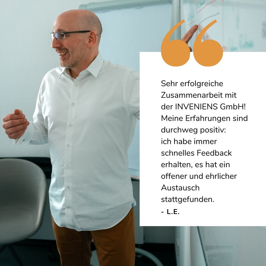 Kundenbewertung für die INVENIENS Juristenvermittlung Joachim Trenz deutet auf ein Whiteboard, daneben ist eine positive INVENIENS-Bewertung