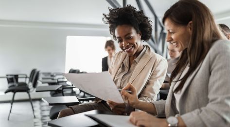 Zwei Frauen besprechen Brief 