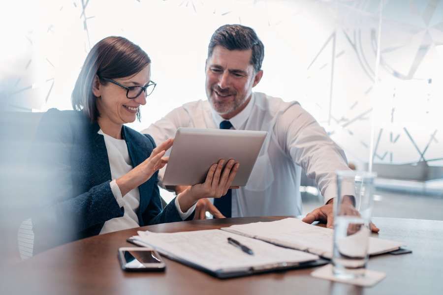 Anwälte besprechen Vorgehen mit Tablet