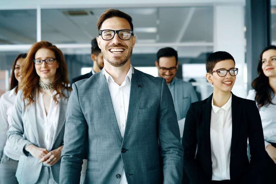 Gruppe von Steuerberatern im Büro